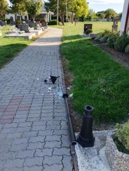 Poškodená lampa na miestnom cintoríne